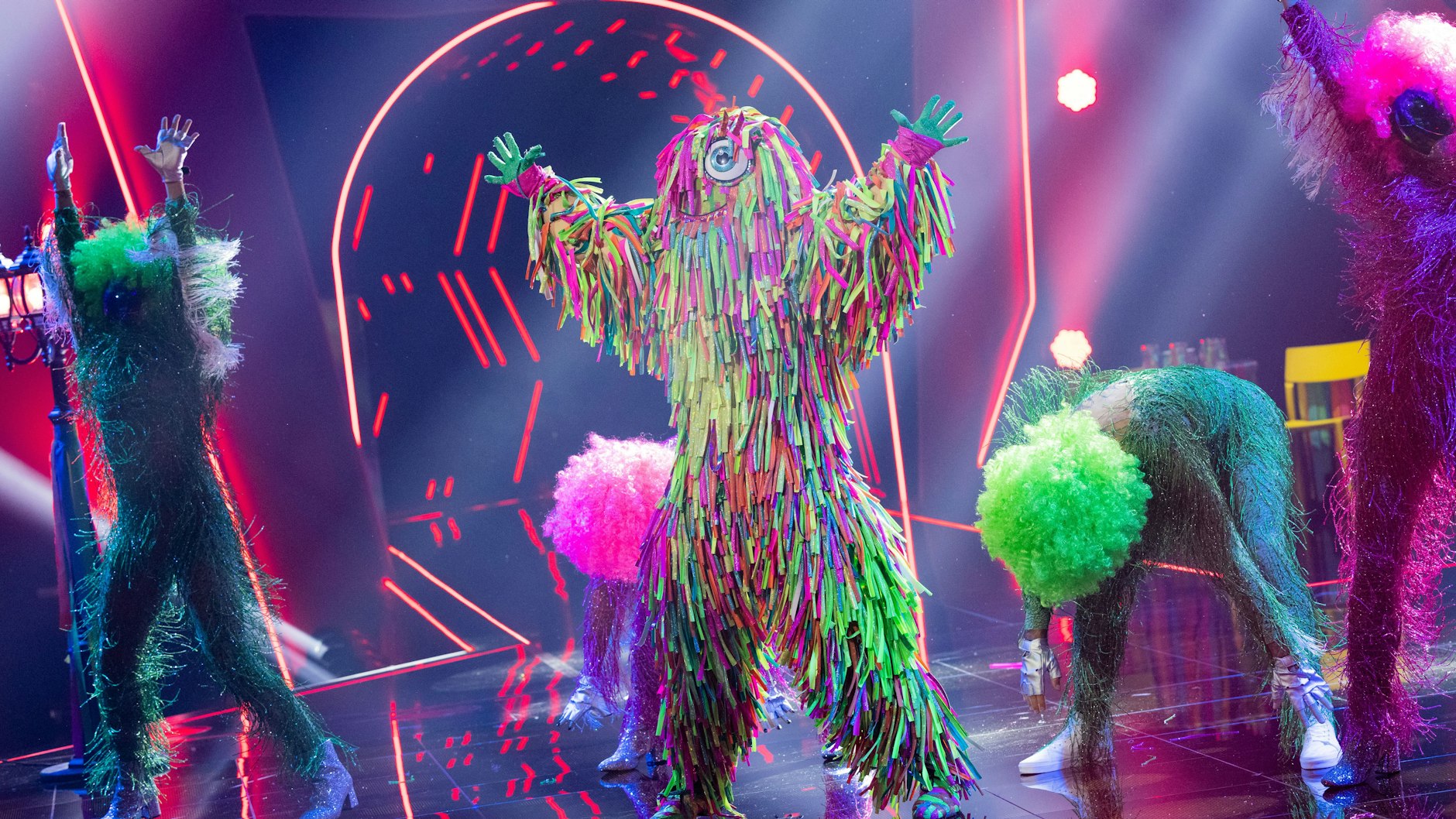 Die wohl verrückteste Figur bei „The Masked Dancer“: Der Zottel. Aber: Welcher Star steckt im Kostüm?