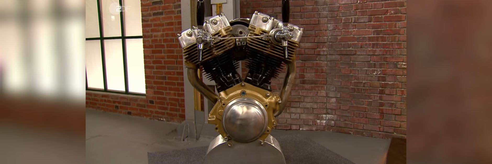 Steht bei „Bares für Rares“ zum Verkauf: Eine Zapfanlage in einem Harley-Davidson-Motor.