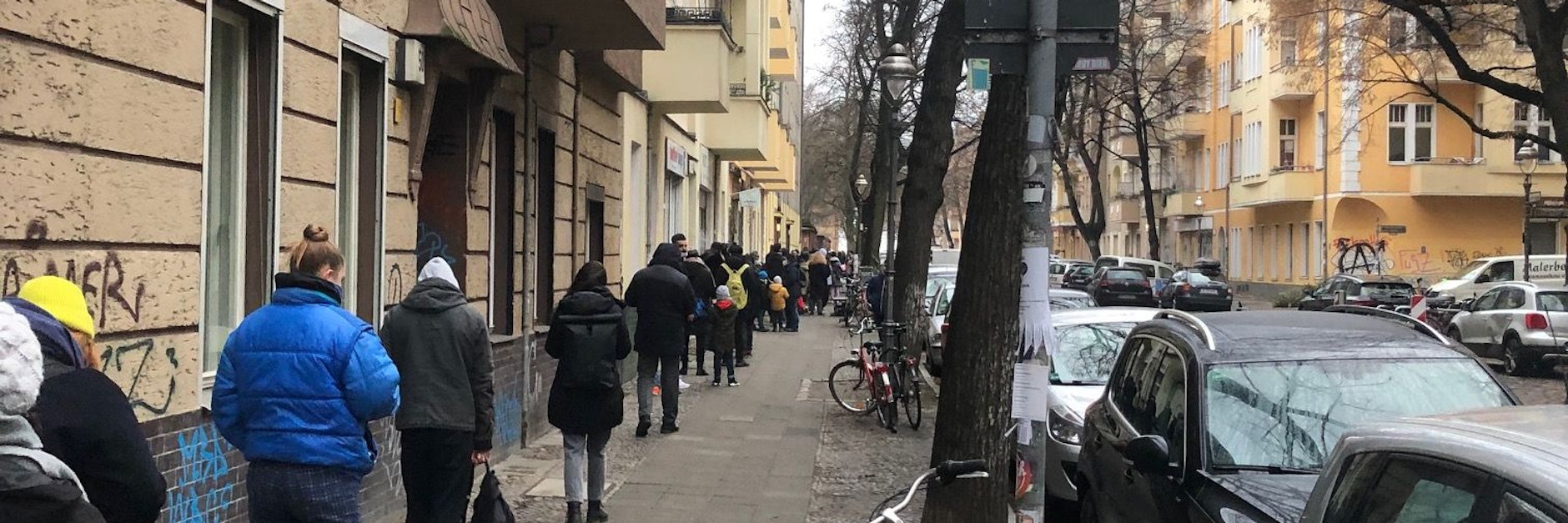 Eine mehrere hundert Meter lange Warteschlange bildet sich täglich in der Neuköllner Leinestraße.&nbsp;