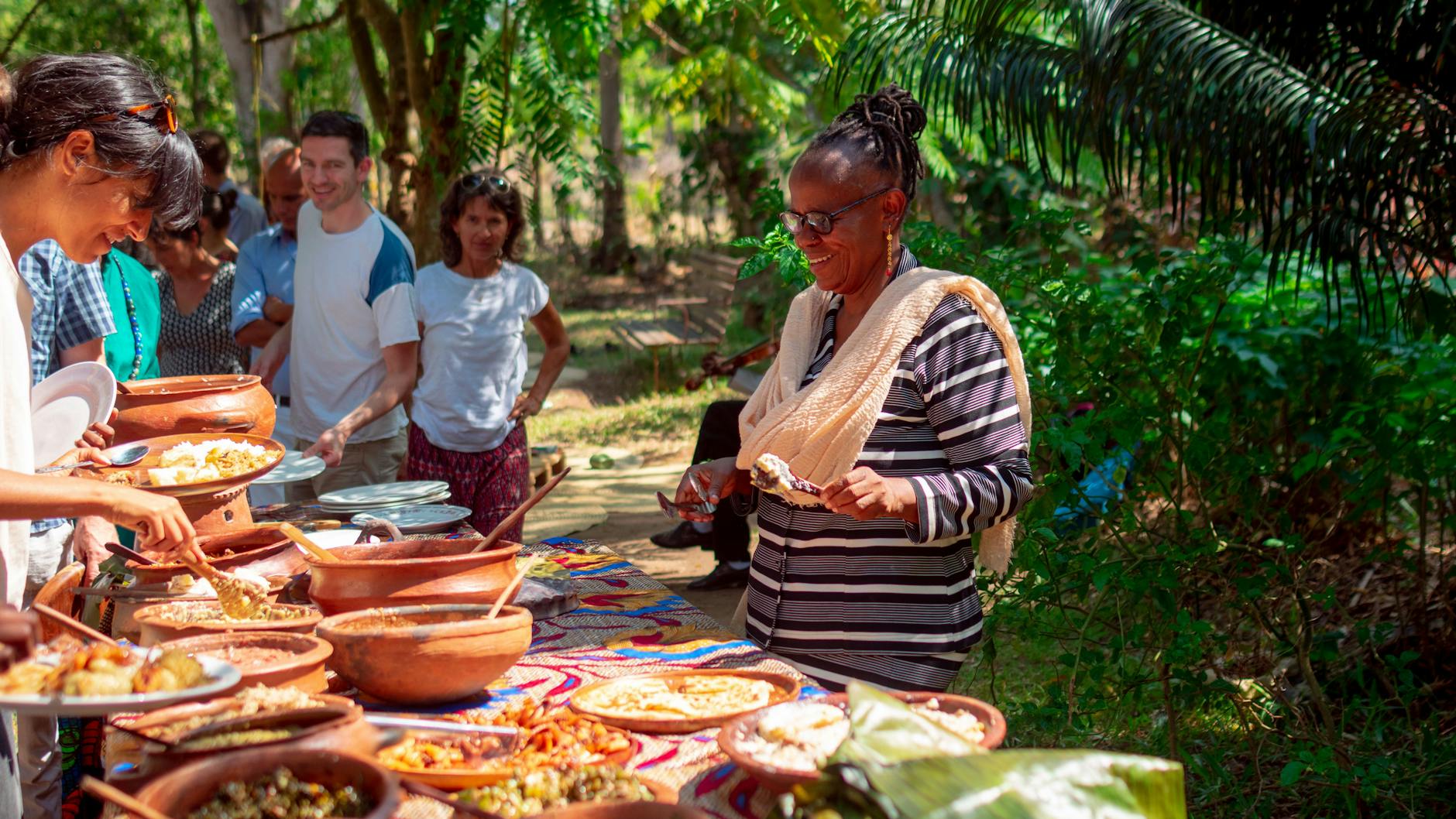 Bäuerin Mwatima Juma tischt für Touristen auf ihrer Msonge Farm in Sansibar auf. 