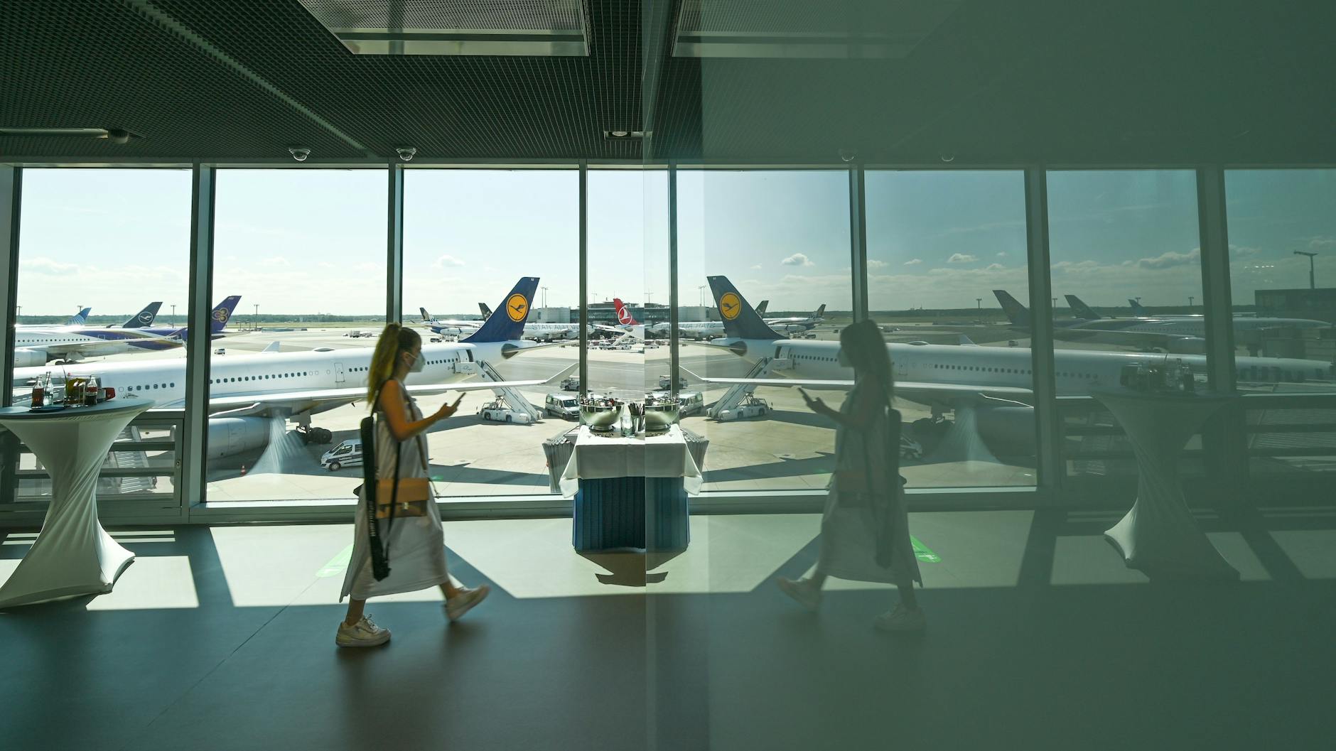 Viele Reisende sind laut einer Umfrage bereit, mehr Geld für ein Flugticket auszugeben als noch vor der Corona-Pandemie. (Symbolbild)