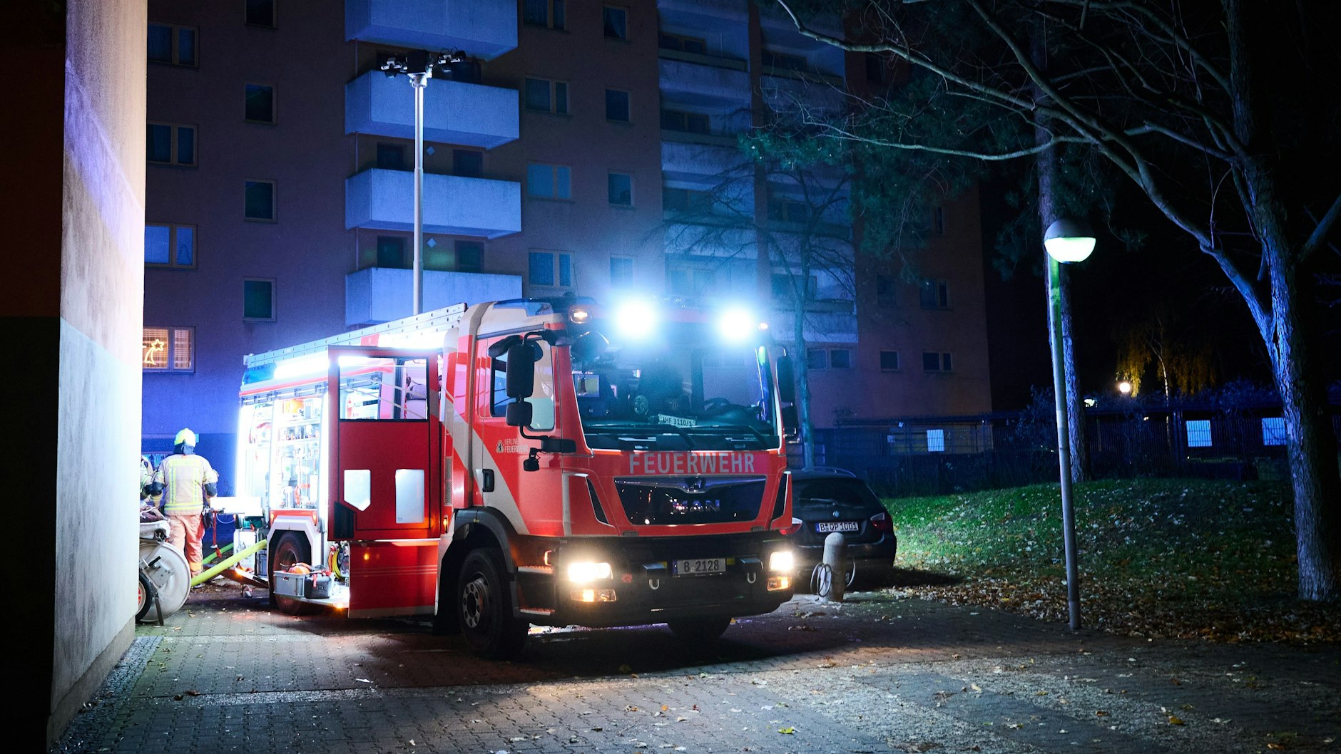 Ein Feuerwehrwagen steht Ende November vor einem Mehrfamilienhaus in der Obstallee in Staaken. Einsatzkräfte löschen einen Kellerbrand in dem elfgeschossigen Wohnhaus. Eine Person mit Verdacht auf Rauchgasvergiftung wurde vom Rettungsdienst behandelt und in eine Klinik transportiert.