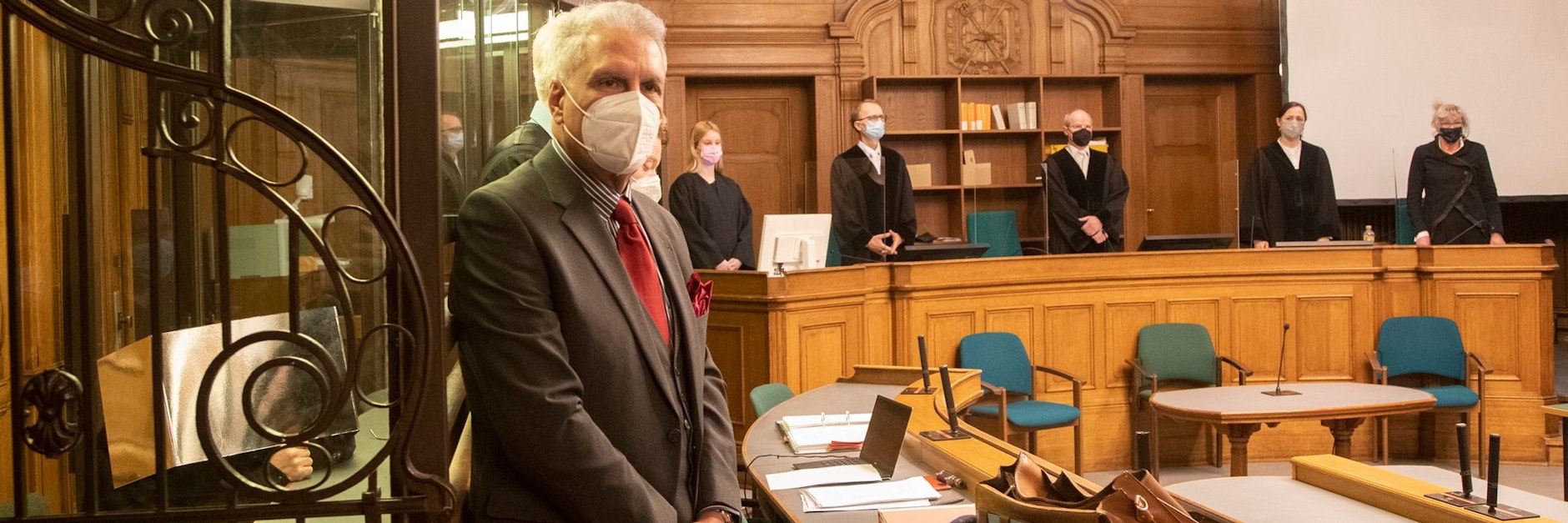 Der Frauen-Quäler (links) sitzt am Donnerstag vor Gericht. Vor ihm steht ein Dolmetscher.