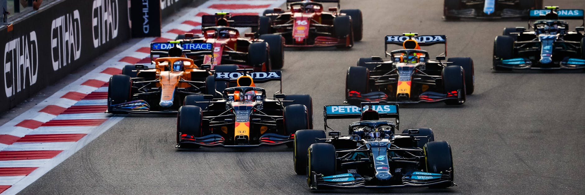 Mercedes und Red Bull fahren in der Formel 1 vorne weg: VW will in Zukunft wohl mit seinen Marken Audi und Porsche ein Wörtchen mitreden.