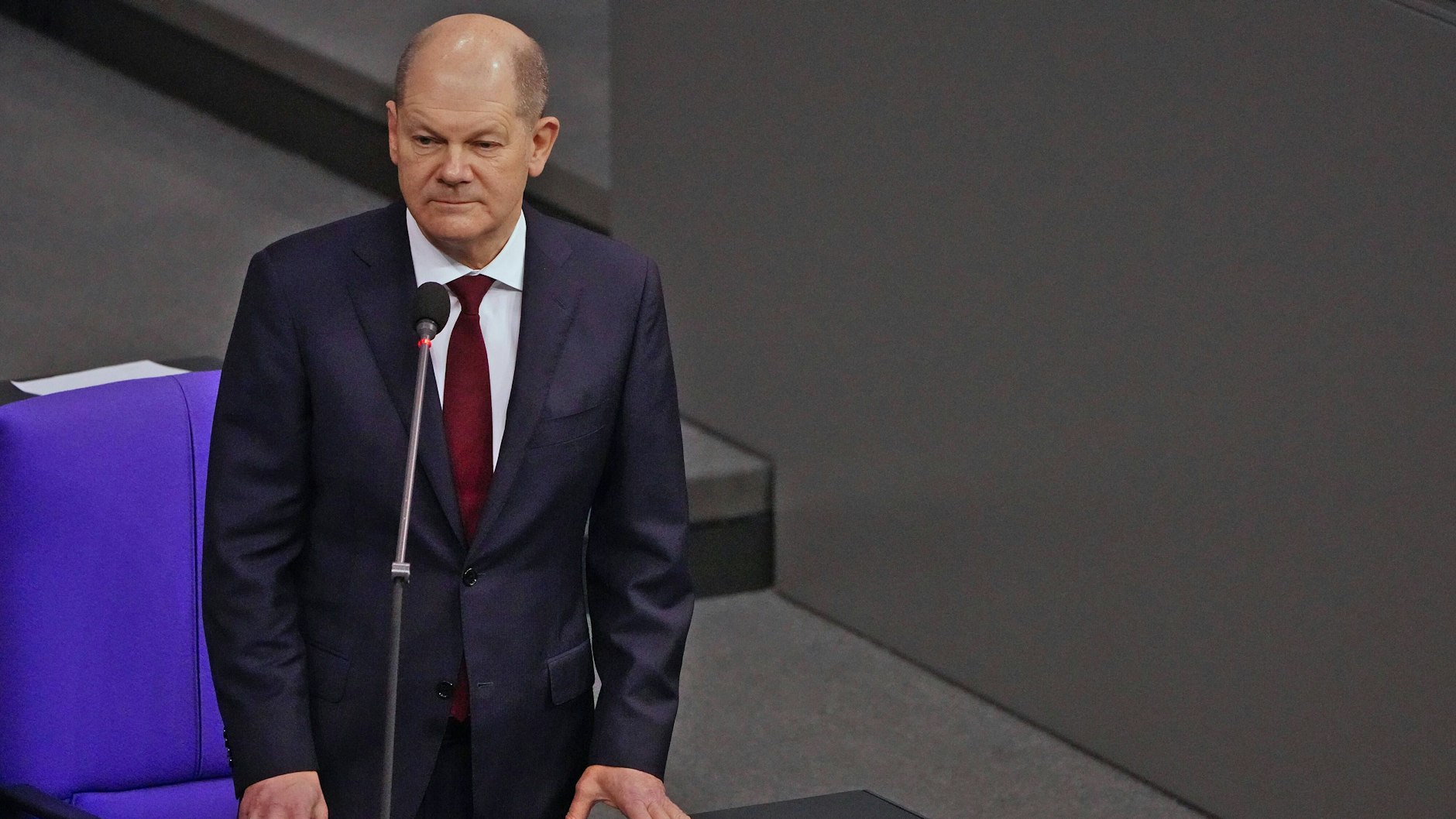 Der neu Bundeskanzler Olaf Scholz (SPD) sprach bei in seiner ersten Regierungsbefragung auch über die allgemeine Impfpflicht gegen Covid-19.