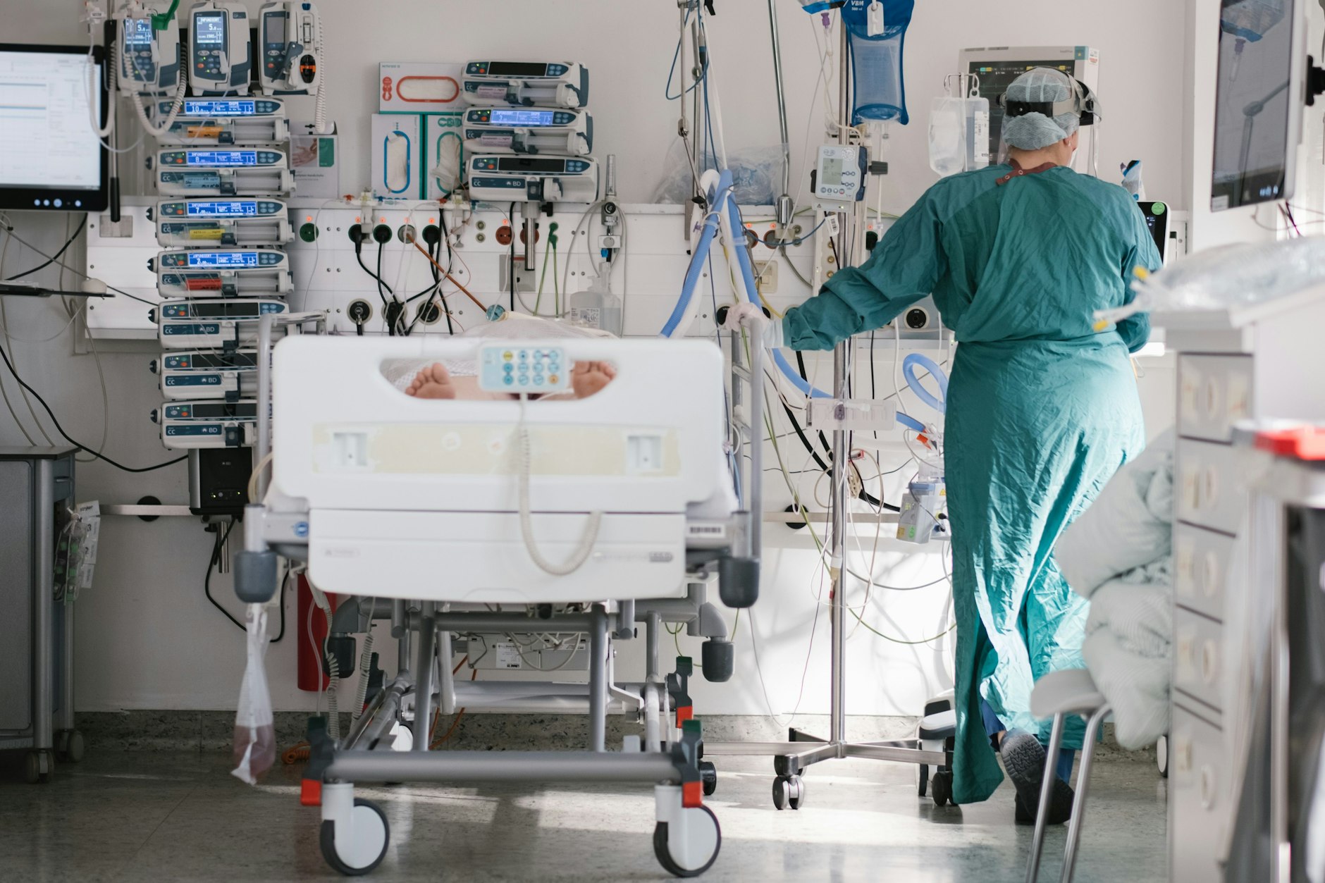 Eine Intensivpflegerin versorgt auf der Intensivstation einen an Covid-19 erkrankten Patienten.