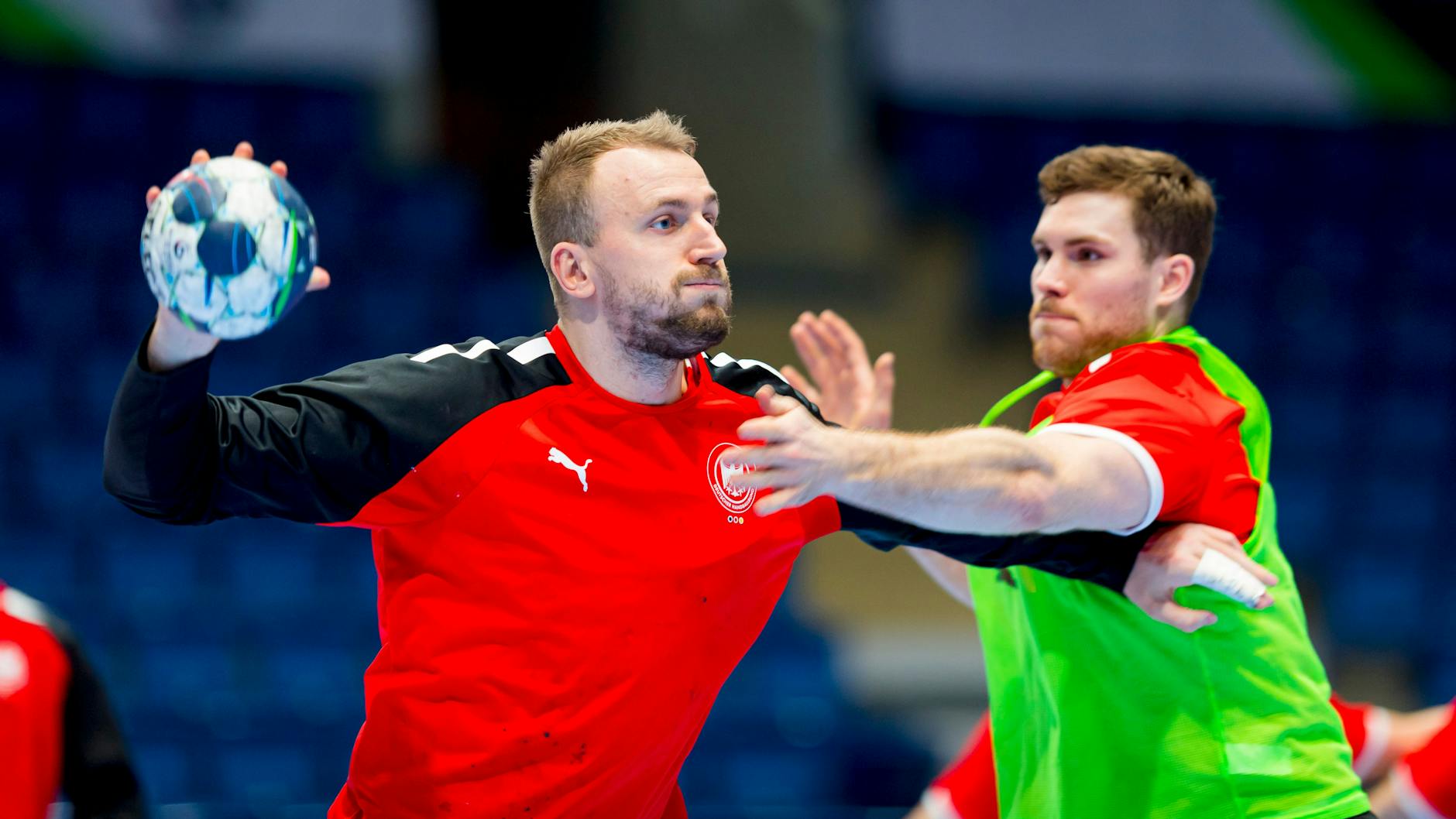 In Bratislava haben die deutschen Handballer um Julius Kühn und Johannes Golla (v.l.) bislang trainiert, am Freitag absolvieren sie dort ihr erstes EM-Spiel.