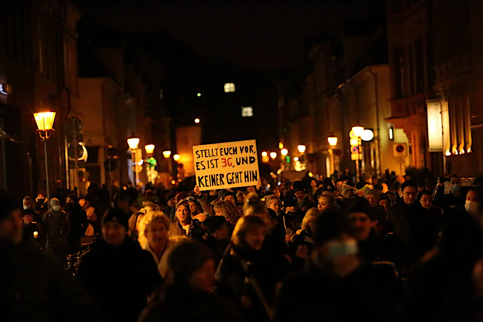 Eine Demo gegen die Corona-Regeln in Potsdam. Die Proteste gegen die Corona-Maßnahmen haben in Brandenburg zugenommen.
