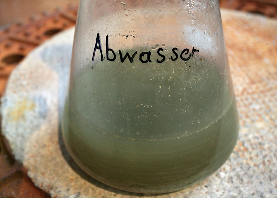 Eine Abwasser-Probe ist im Kompetenzzentrum Wasser in Berlin zu sehen. Untersuchungen haben ergeben, dass Omikron in der Hauptstadt vorherrschend ist.