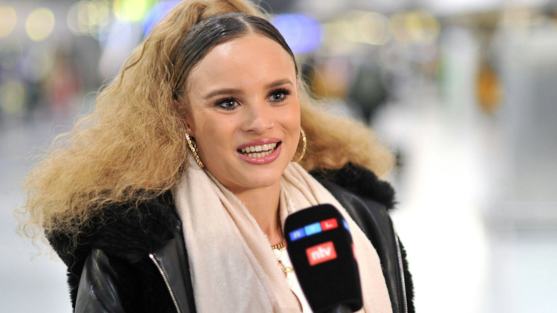 Christin Okpara anläßlich der Abreise der Kandidaten von „Ich bin ein Star - holt mich hier raus“.