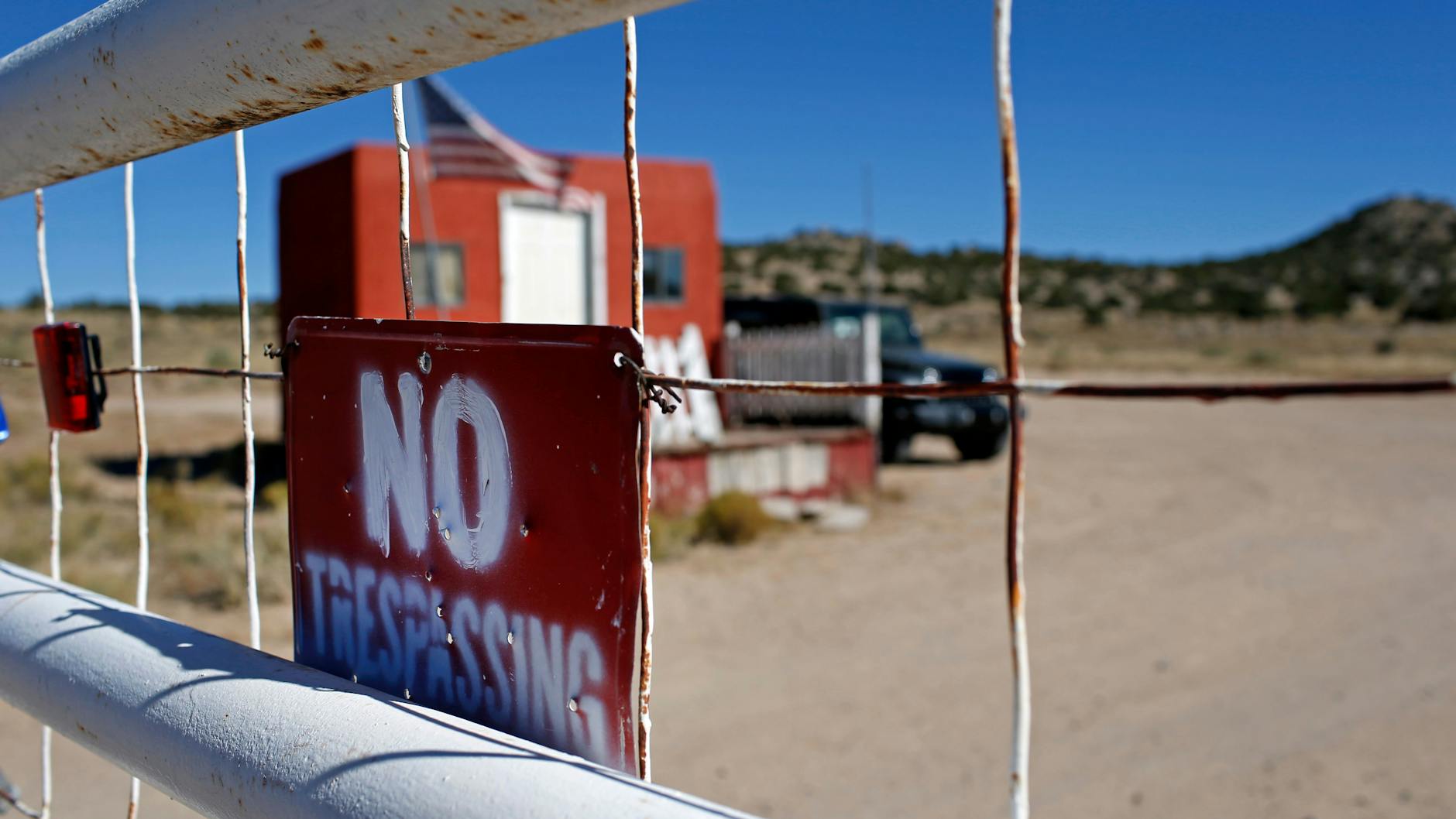 Ein „Betreten verboten“-Schild hängt am Zaun am Eingang zum Filmset Bonanza Creek Ranch. Knapp drei Monate nach dem Tod von Kamerafrau Halyna Hutchins bei einem Filmdreh mit Hollywood-Star Alec Baldwin hat eine die Waffenmeisterin einen Lieferanten verklagt. 