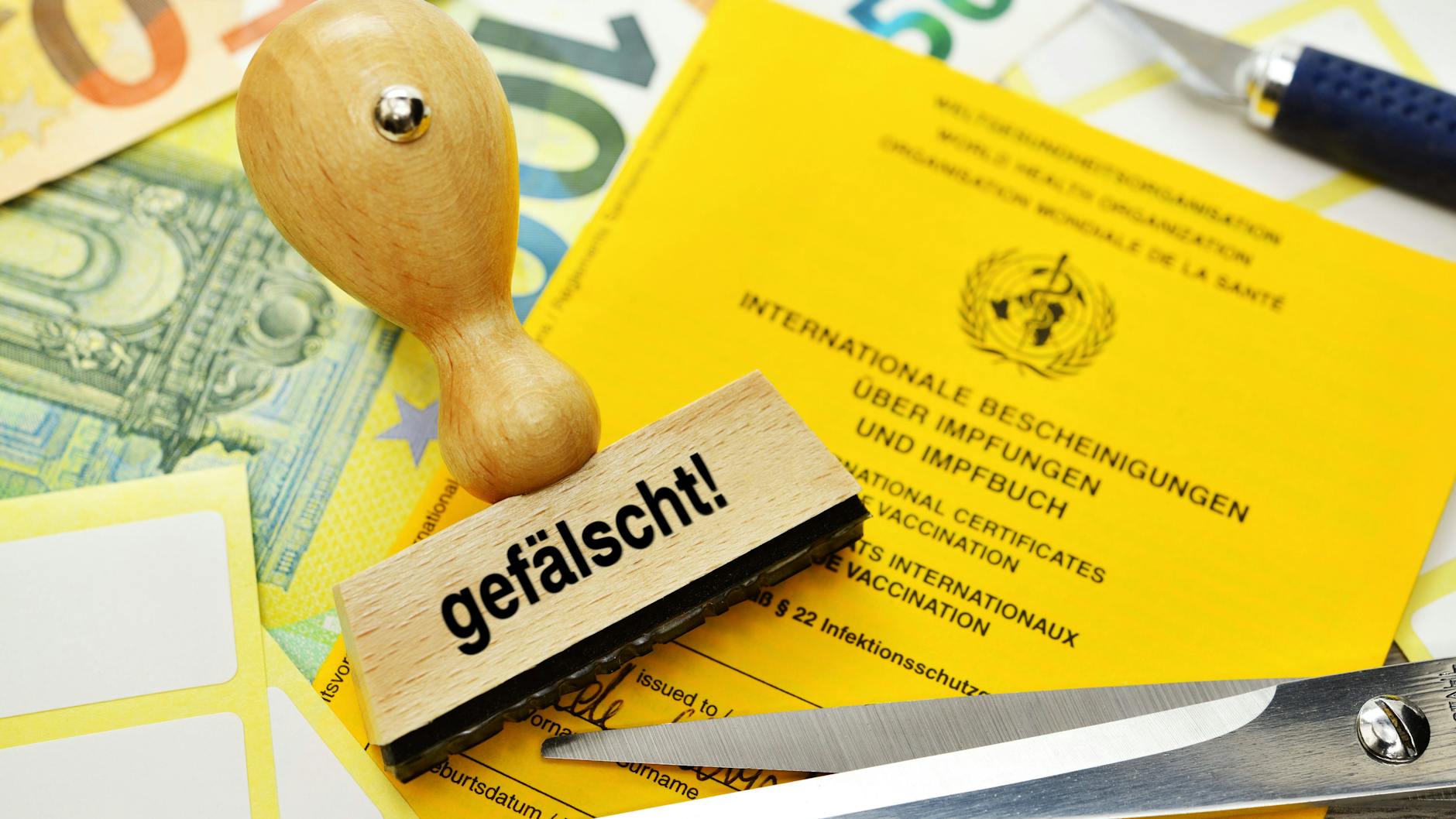 Seit den schärferen Corona-Regeln wie 2G und 2G plus besorgen sich laut Polizei immer mehr Ungeimpfte gefälschte Impfausweise (Symbolbild).