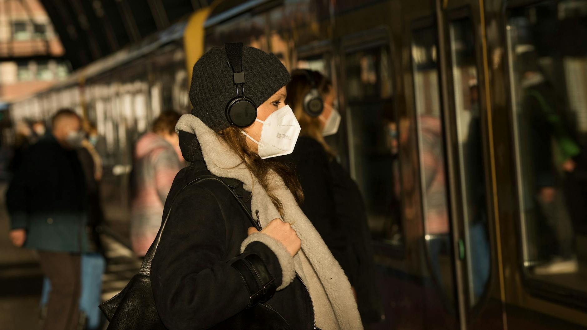 Im Nahverkehr in Berlin gilt ab Samstag wieder FFP2-Maskenpflicht.