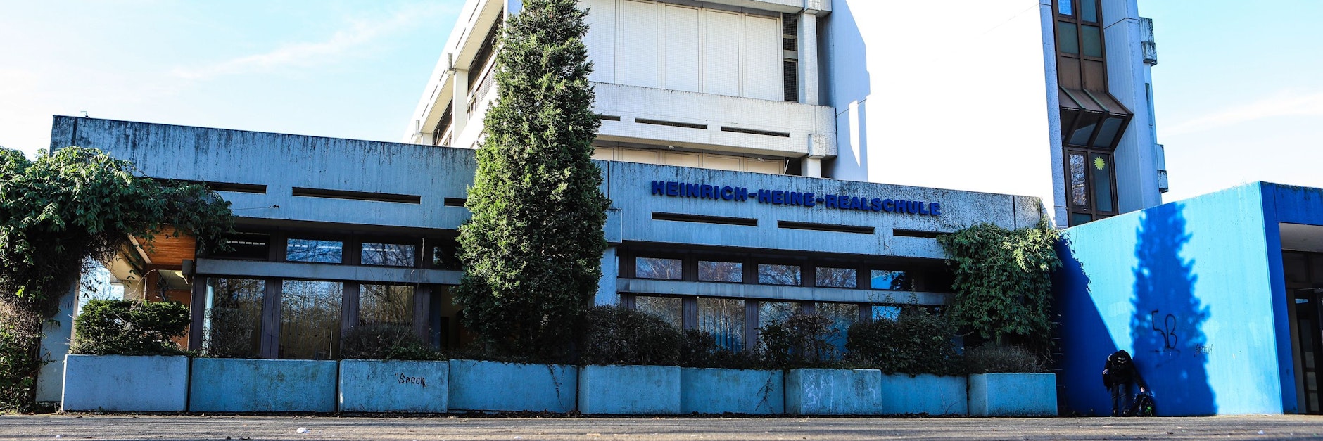 Die Heinrich-Heine-Realschule in Hagen. Im Fall einer Schülerin, die aus Angst vor einer Corona-Infektion seit Wochenbeginn trotz Kälte auf Unterricht auf dem Schulhof besteht, zeichnet sich ein Kompromiss ab.
