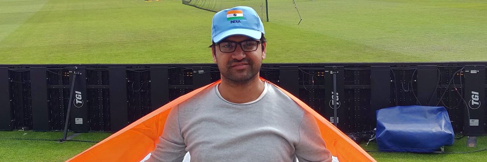 Kovid Kapoor mit indischer Flagge in einem Stadion (undatierte Aufnahme). Er sei seit 1990 Kovid-positiv – also seit seiner Geburt. 