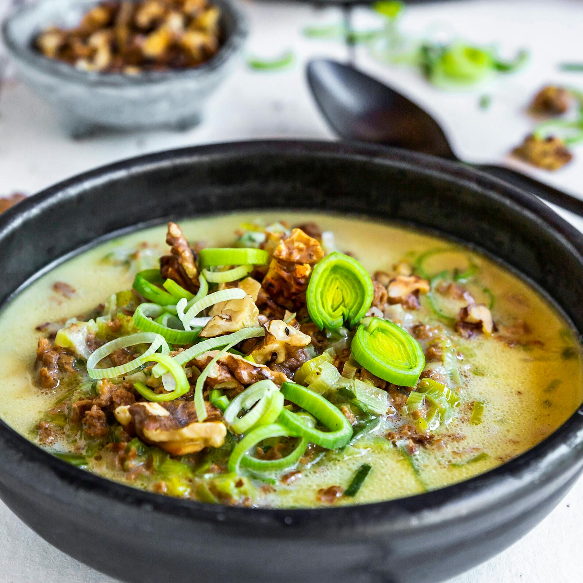 Dieses Rezept ist ein Suppen-Traum mit Porree! Eintopf-Klassiker mal anders: Käse-Lauch-Suppe mit gerösteten Walnüssen