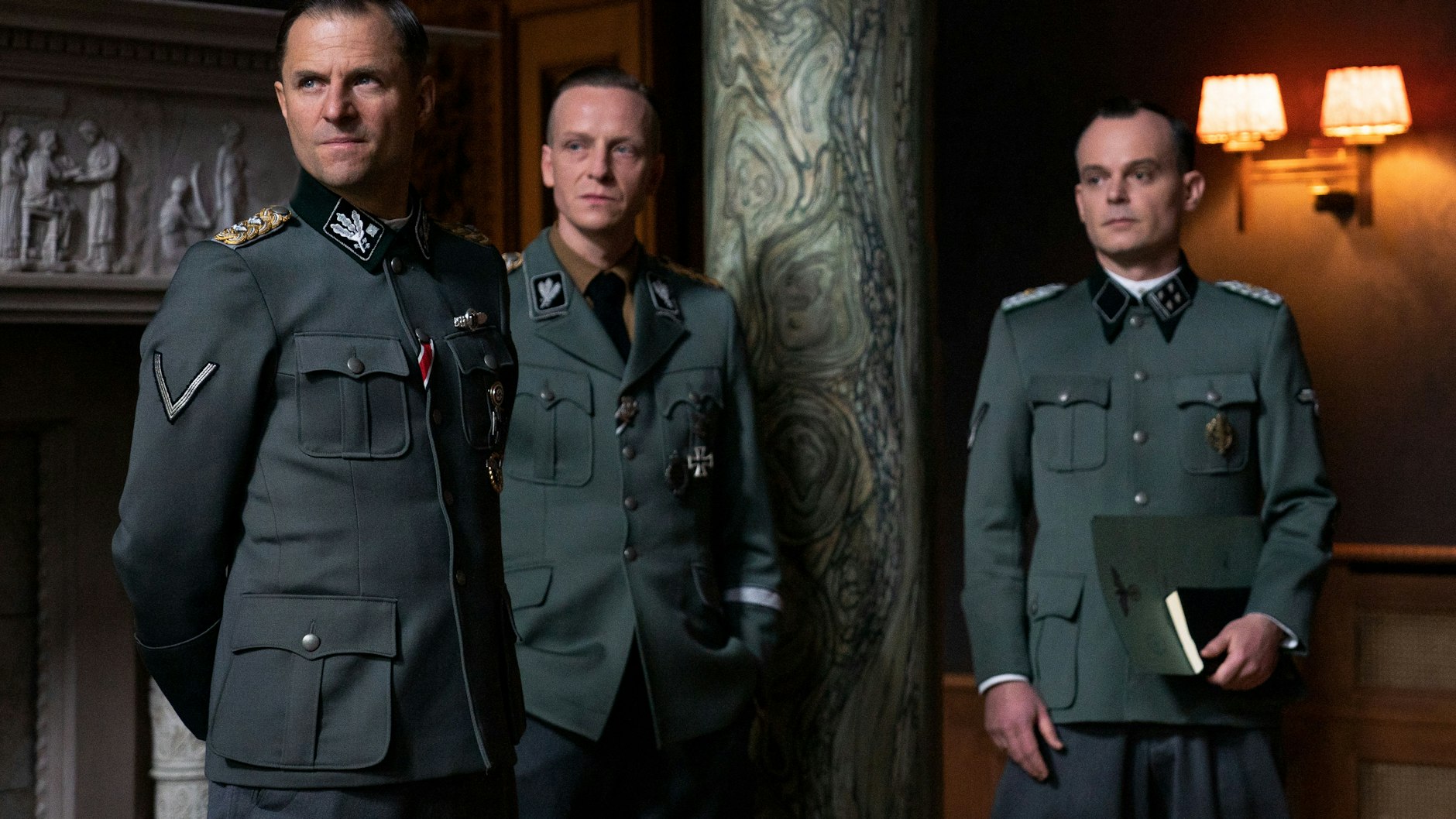 Konferenzteilnehmer ohne Skrupel: Reinhard Heydrich (Philipp Hochmair, l.), Chef des Reichssicherheitshauptamts, Chef der Sicherheitspolizei und des SD, Heinrich Müller (Jakob Diehl, M.), Chef der Geheimen Staatspolizei im Reichssicherheitshauptamt, und Adolf Eichmann (Johannes Allmayer, r.), Leiter der Abteilung Judenangelegenheiten/Räumungsangelegenheiten im Reichssicherheitshauptamt.