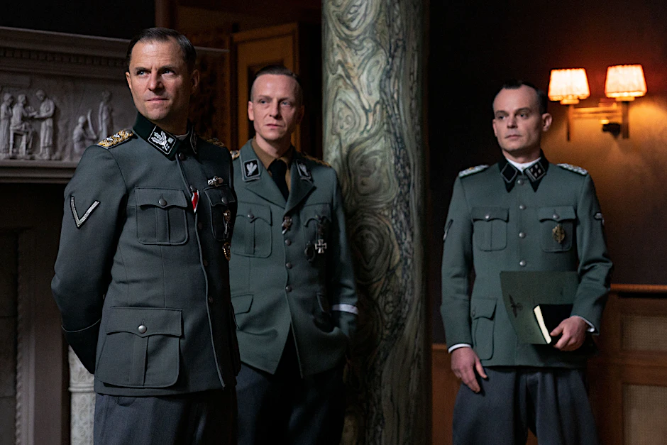 Konferenzteilnehmer ohne Skrupel: Reinhard Heydrich (Philipp Hochmair, l.), Chef des Reichssicherheitshauptamts, Chef der Sicherheitspolizei und des SD, Heinrich Müller (Jakob Diehl, M.), Chef der Geheimen Staatspolizei im Reichssicherheitshauptamt, und Adolf Eichmann (Johannes Allmayer, r.), Leiter der Abteilung Judenangelegenheiten/Räumungsangelegenheiten im Reichssicherheitshauptamt.
