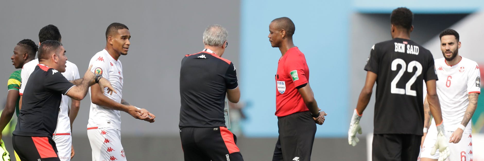 Die Tunesier sind fassungslos, nachdem Schiedsrichter Janny Sikazwe das Spiel gegen Mali gleich zwei Mal zu früh abpfeift.