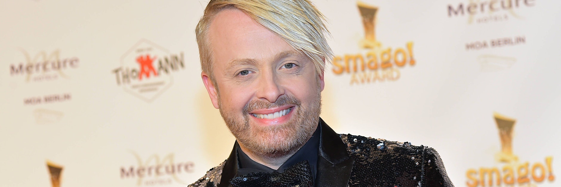 Ross Antony ist einer der fröhlichsten TV-Stars, hat immer gute Laune - und nun sogar ein Backbuch geschrieben.