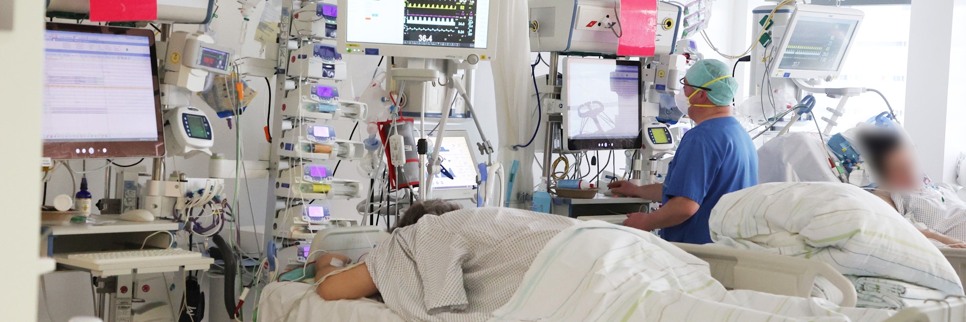 Ein Pfleger untersucht einen Patienten auf der Covid-19-Intensivstation im SRH Waldklinikum im&nbsp;thüringischen Gera.&nbsp;In dem Bundesland ist die Impfquote extrem niedrig.