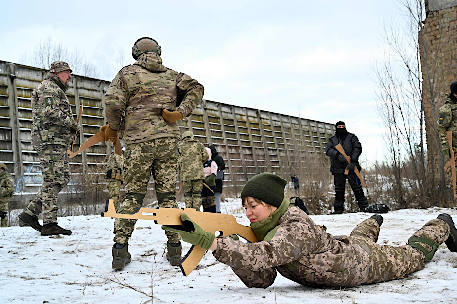 Eine Reservistin, Mitglied der offiziellen Territorialen Verteidigungskräfte, beim Training in Kiew.