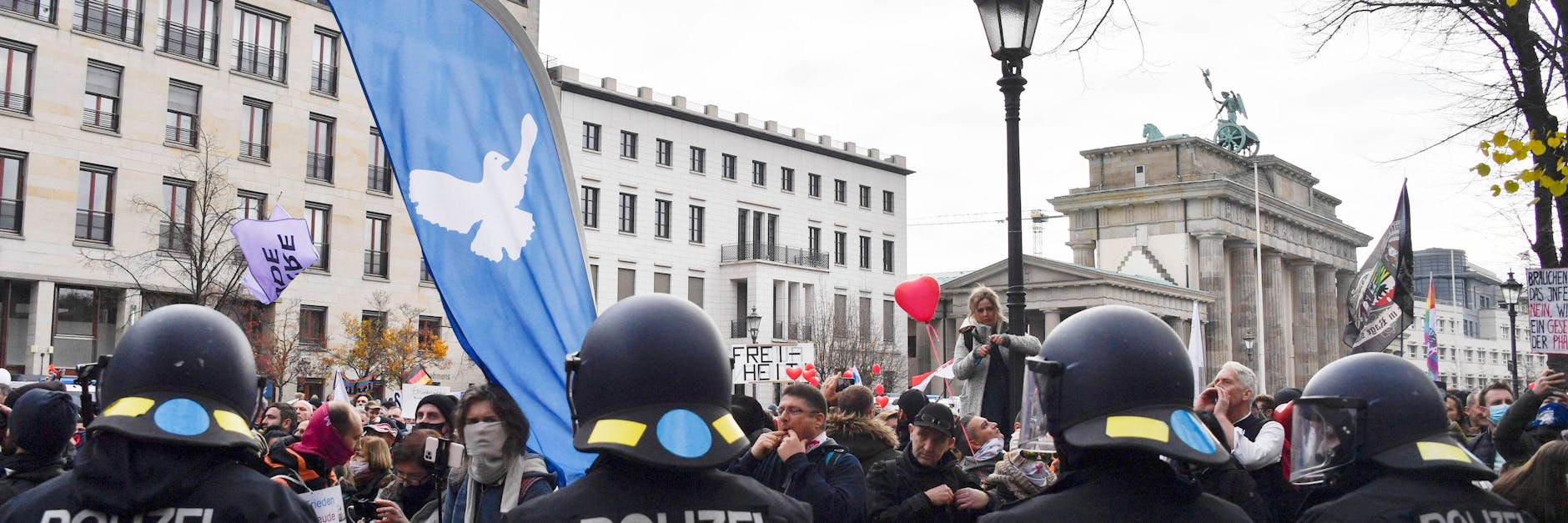 Tausende Demonstranten protestieren am 18. November 2020 gegen am Brandenburger Tor gegen die Corona-Politik der Regierung. Ein Berliner Teilnehmer kommt nun vor Gericht, weil er Polizisten angegriffen haben soll.