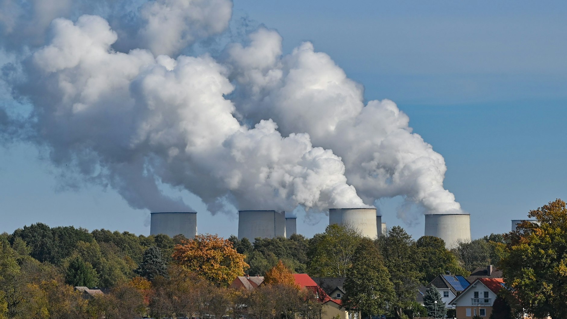Braunkohlekraftwerk in Brandenburg: SPD, Grüne und FDP wollen das Klima schützen und die Wirtschaft umbauen.