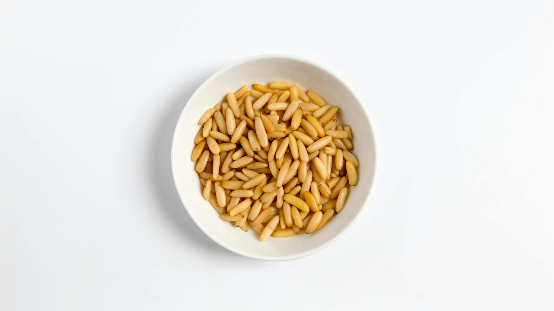 Pinienkerne, besonders wenn sie angeröstet sind, werten jedes Gericht auf.