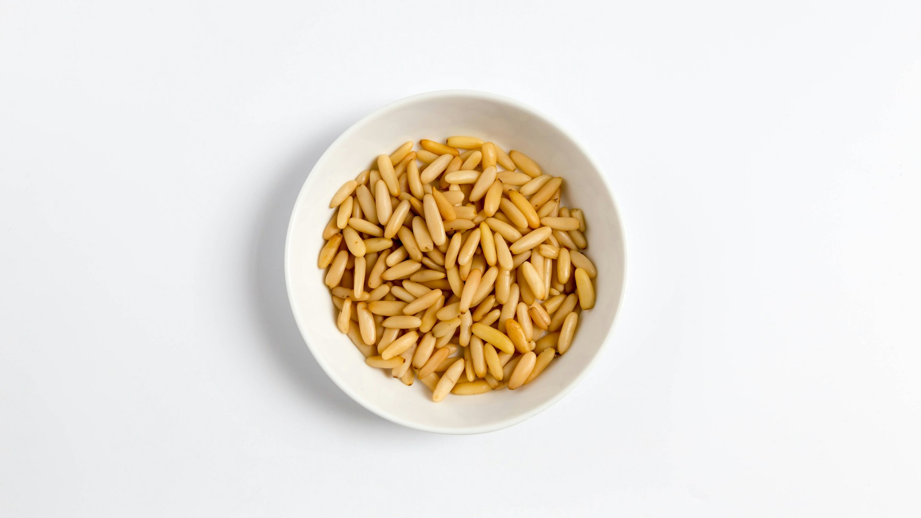 Pinienkerne, besonders wenn sie angeröstet sind, werten jedes Gericht auf.