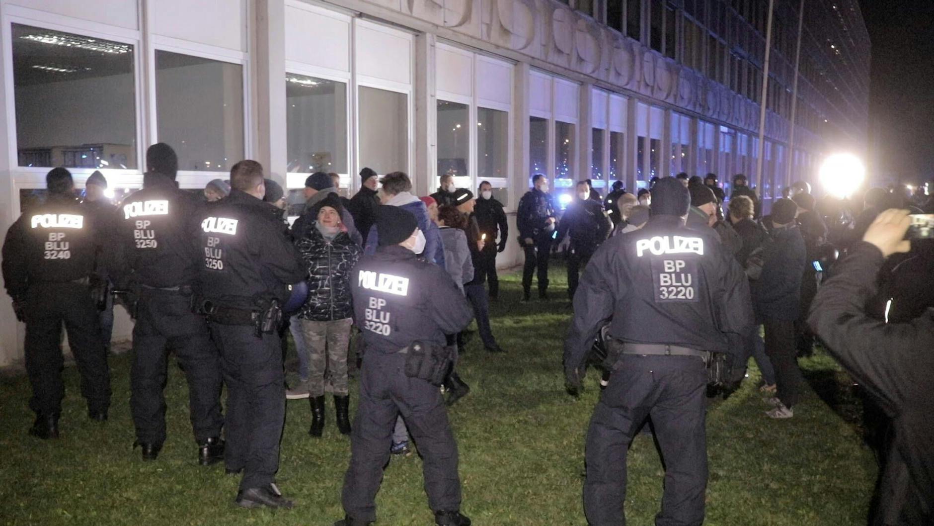 Die Polizei am Donnerstagabend bei der Demonstration in Dresden.