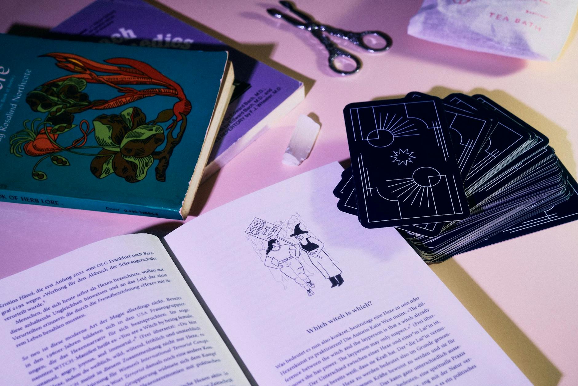 „Witches supporting other Bitches“: Die Situation auf der Illustration würde gut auf einen Slut-Walk passen.