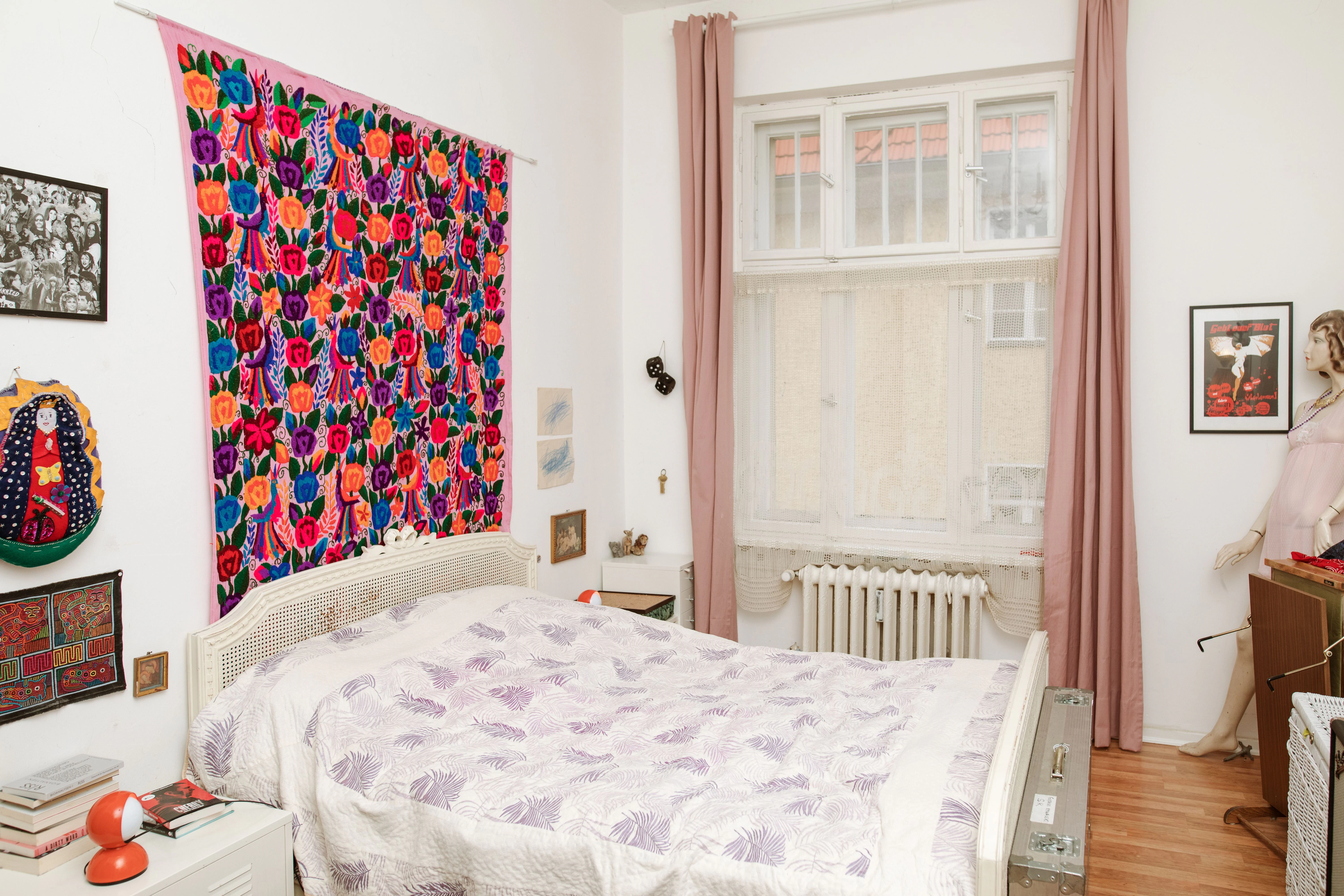 Den handgewebten Wandbehang im elterlichen Schlafzimmer hat das Paar auf einer Reise in Mexiko gekauft.