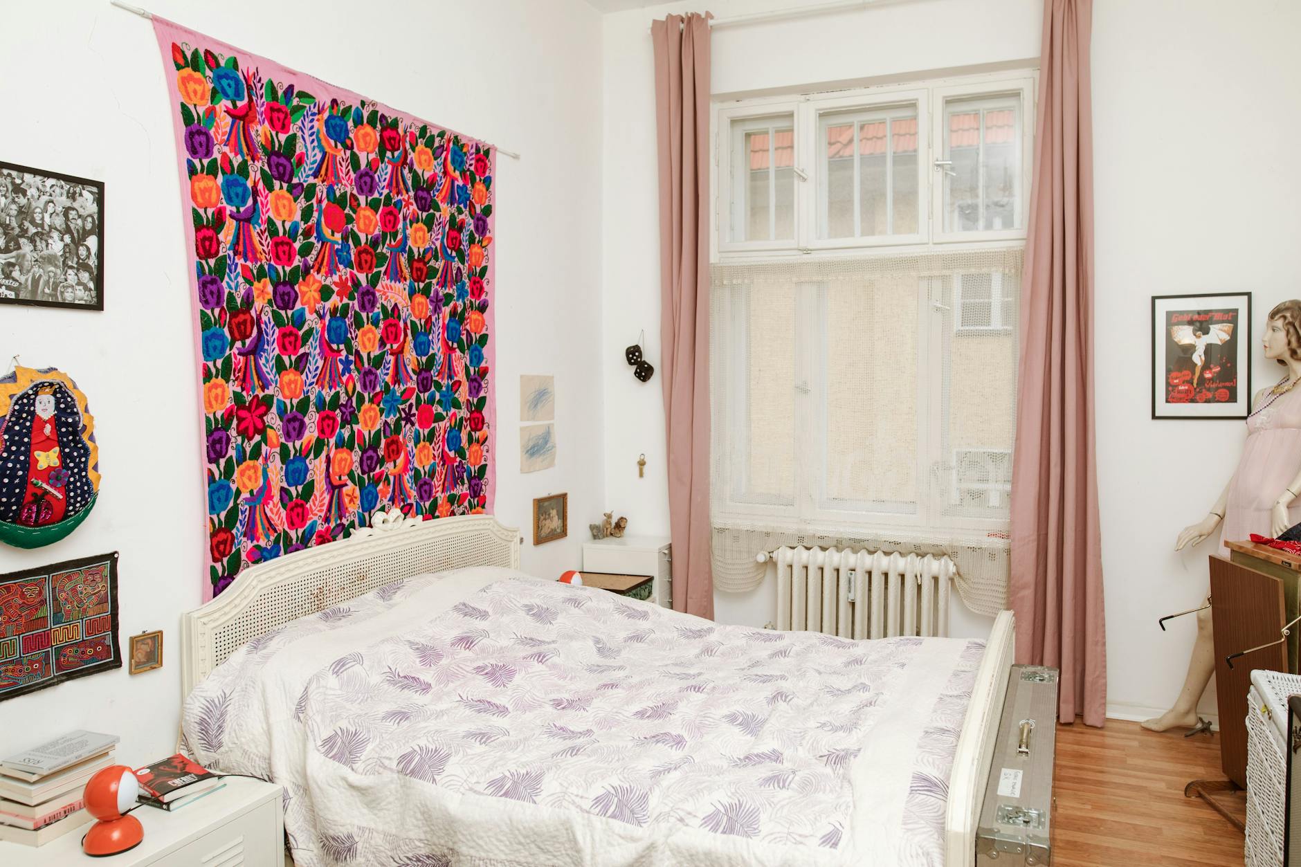 Den handgewebten Wandbehang im elterlichen Schlafzimmer hat das Paar auf einer Reise in Mexiko gekauft.