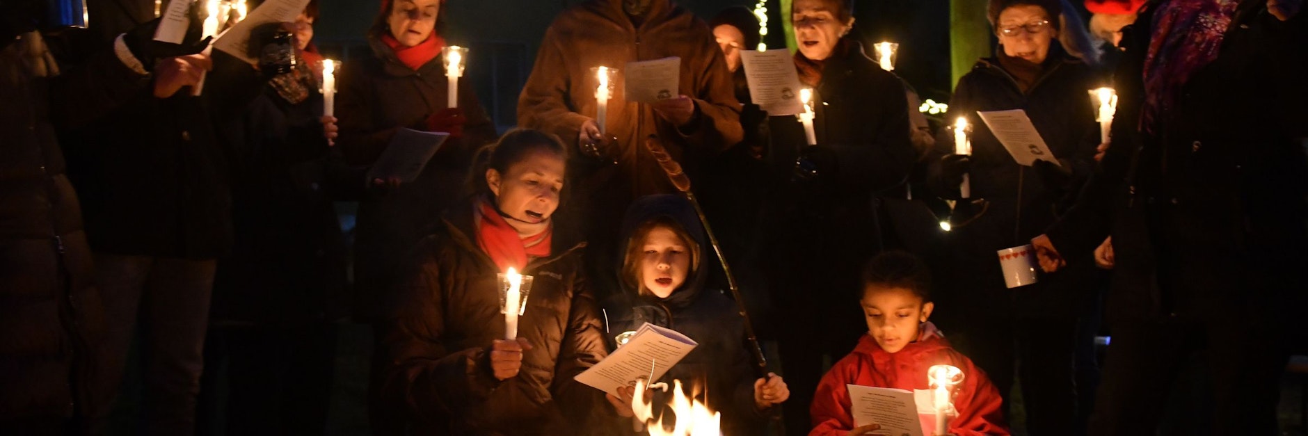 Weihnachtssingen mit Lagerfeuer im Schlosspark-Kiez: gegen die Bebauung ihres Innenhofes.
