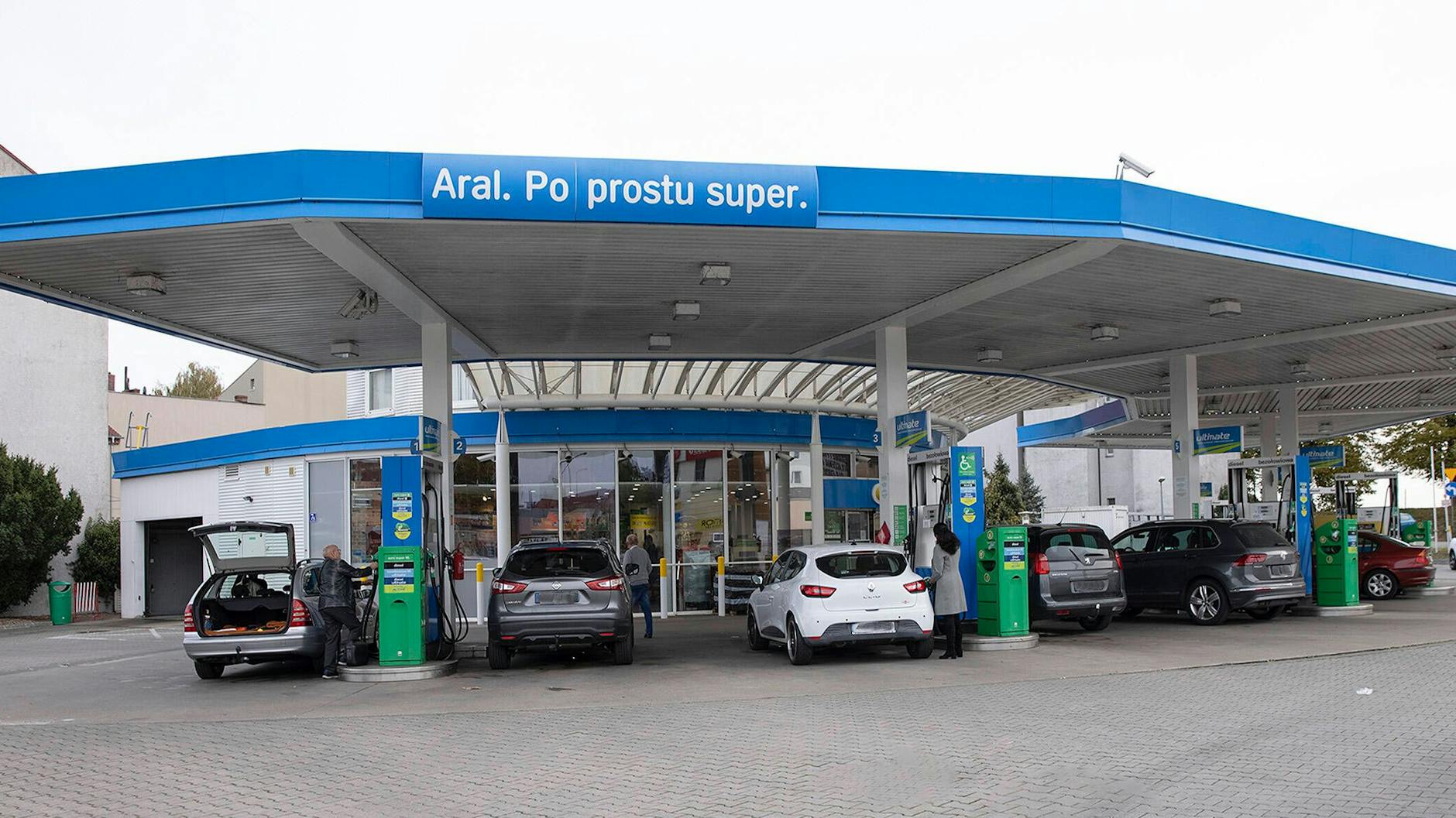 Auch an den Tankstellen in Slubice dürfte dank Berliner und Brandenburger Autofahrer Hochbetrieb herrschen.