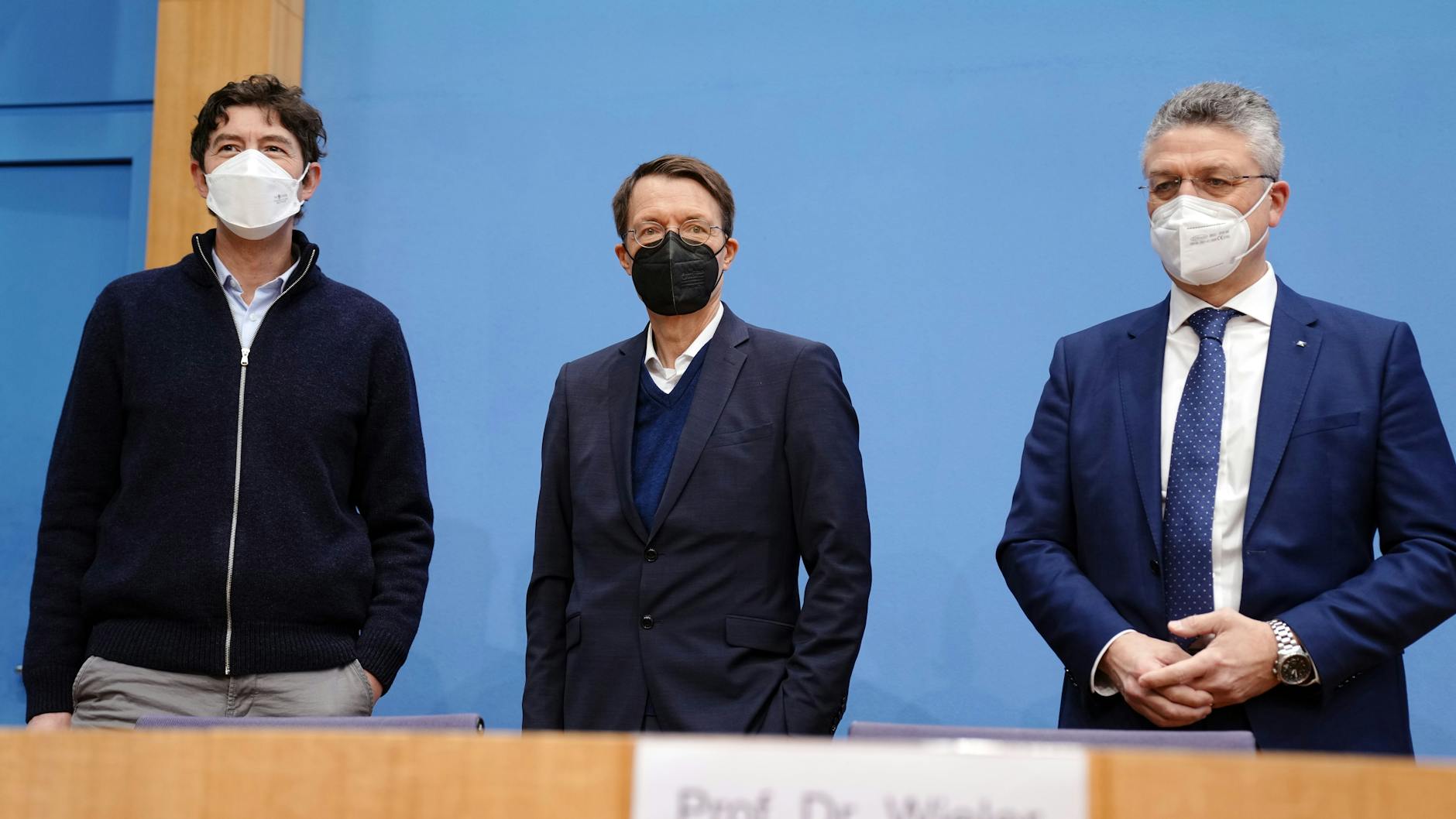 Christian Drosten (von links), Gesundheitsminister Karl Lauterbach und RKI-Chef Lothar Wieler äußern sich am Freitag zur aktuellen Corona-Lage.