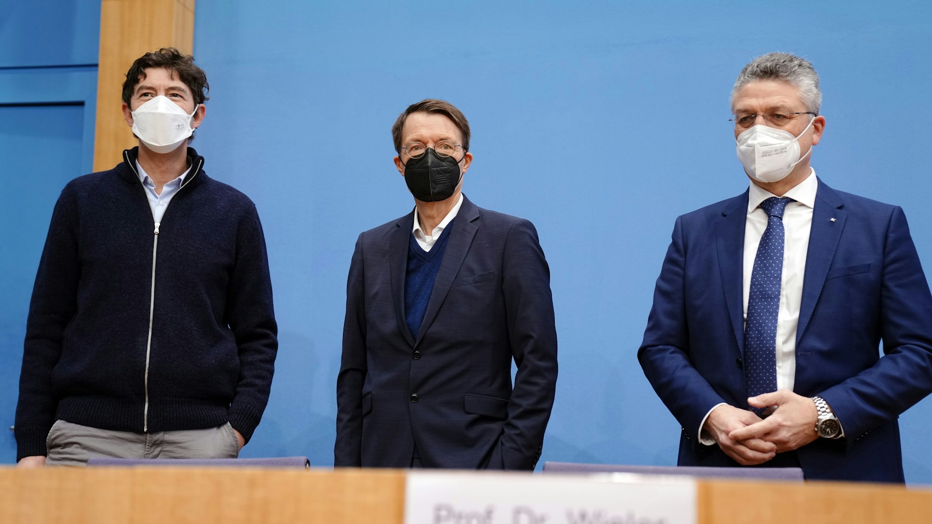 Christian Drosten (von links), Gesundheitsminister Karl Lauterbach und RKI-Chef Lothar Wieler äußern sich am Freitag zur aktuellen Corona-Lage.
