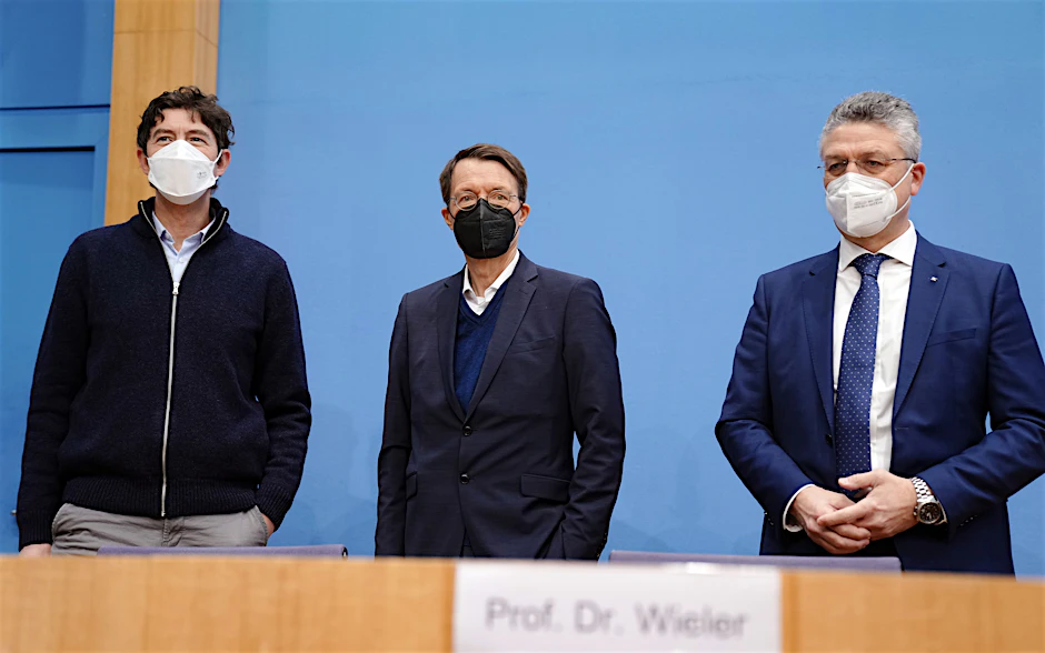 Christian Drosten (von links), Gesundheitsminister Karl Lauterbach und RKI-Chef Lothar Wieler äußern sich am Freitag zur aktuellen Corona-Lage.