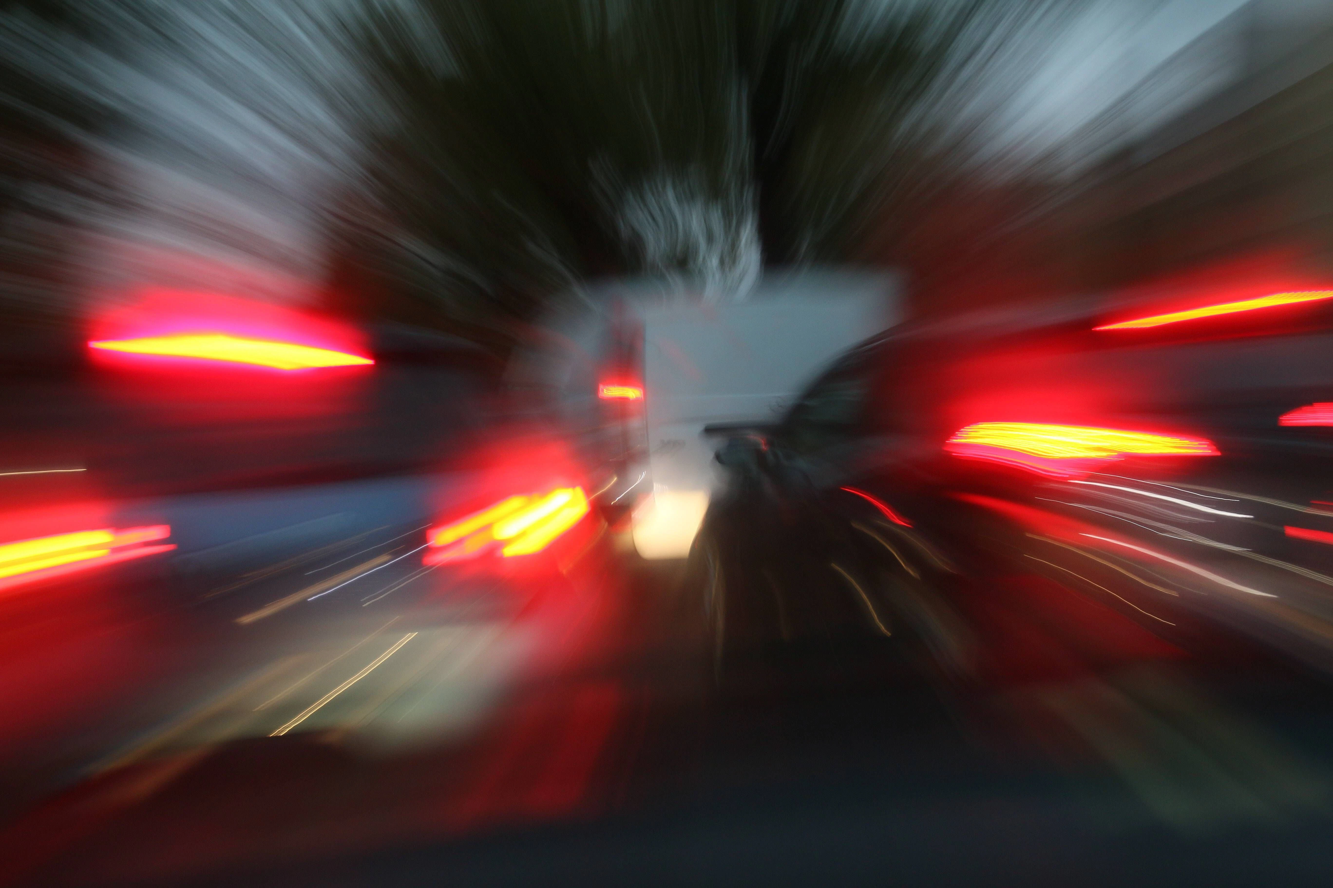 Kann zu einem Trigger werden: Plötzlich stören nachts die roten Bremslichter der Autos.