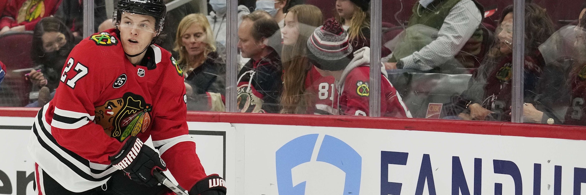 Bei den Eisbären hatte er die Trikot-Nummer 44, sein NHL-Debüt gibt er für die Chicago Blackhawks mit der 27: Lukas Reichel.