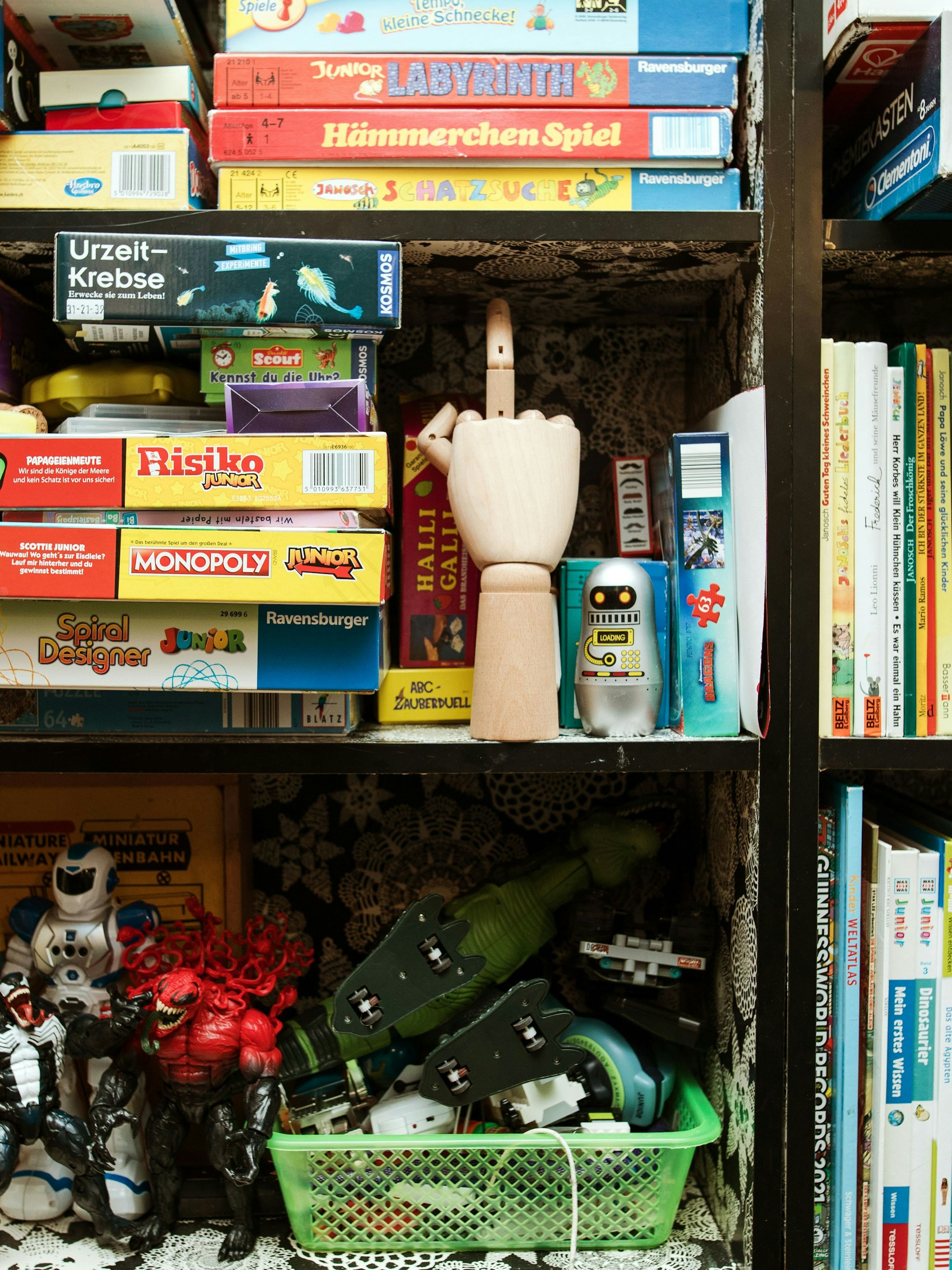 Das hölzerne Handmodell hat Papa Gabriel provokativ in Form gebracht.