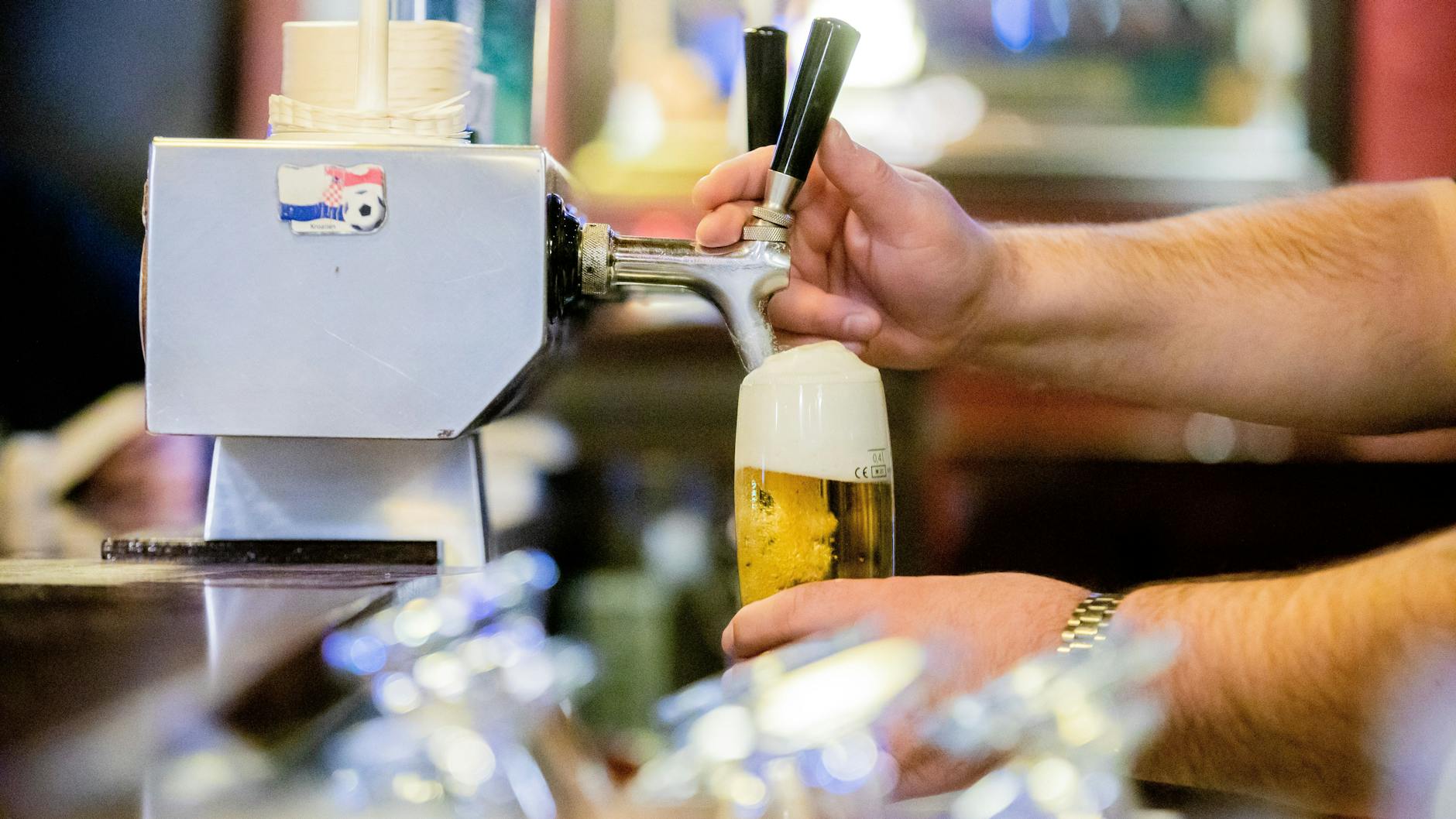 Besonders hart hat die Corona-Krise die Beschäftigten von Bars und Kneipen getroffen (Symbolbild).