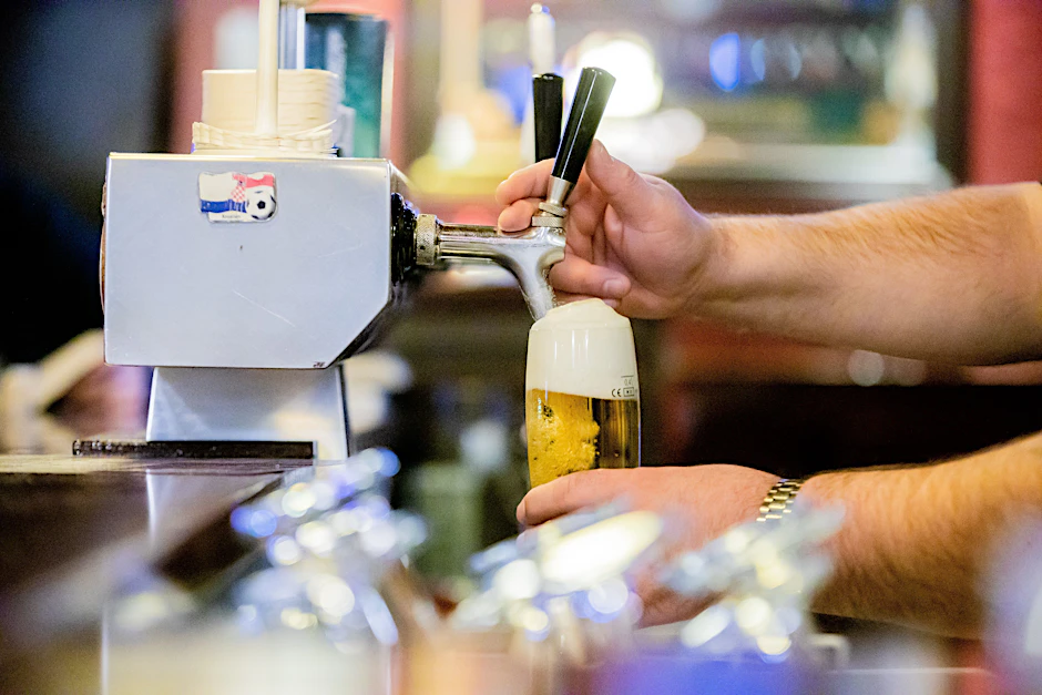 Besonders hart hat die Corona-Krise die Beschäftigten von Bars und Kneipen getroffen (Symbolbild).