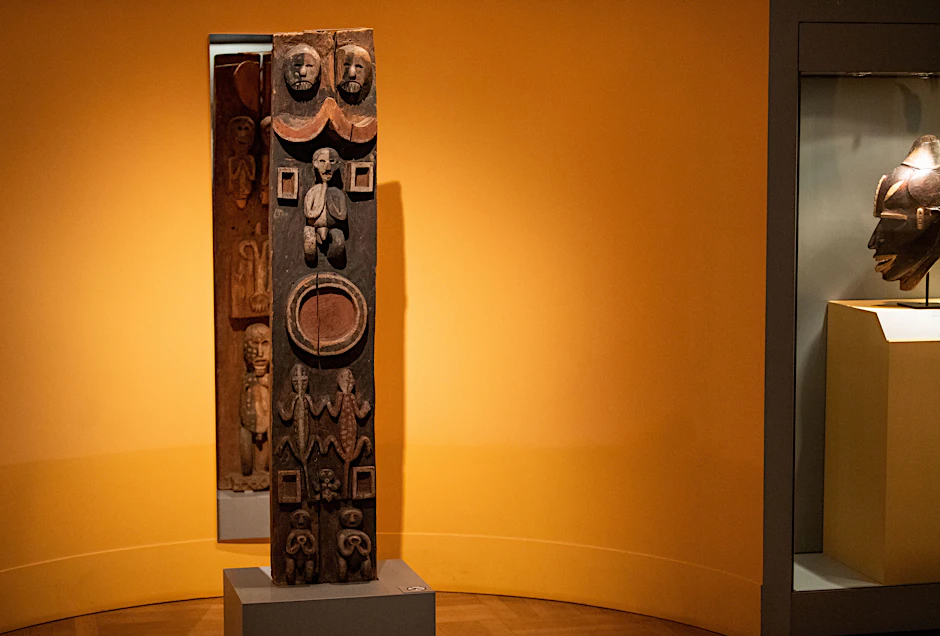 Der Blaue-Reiter-Pfosten, eine Reliquiarfigur aus Holz, steht in der Ausstellung des Museums Fünf Kontinente in München.