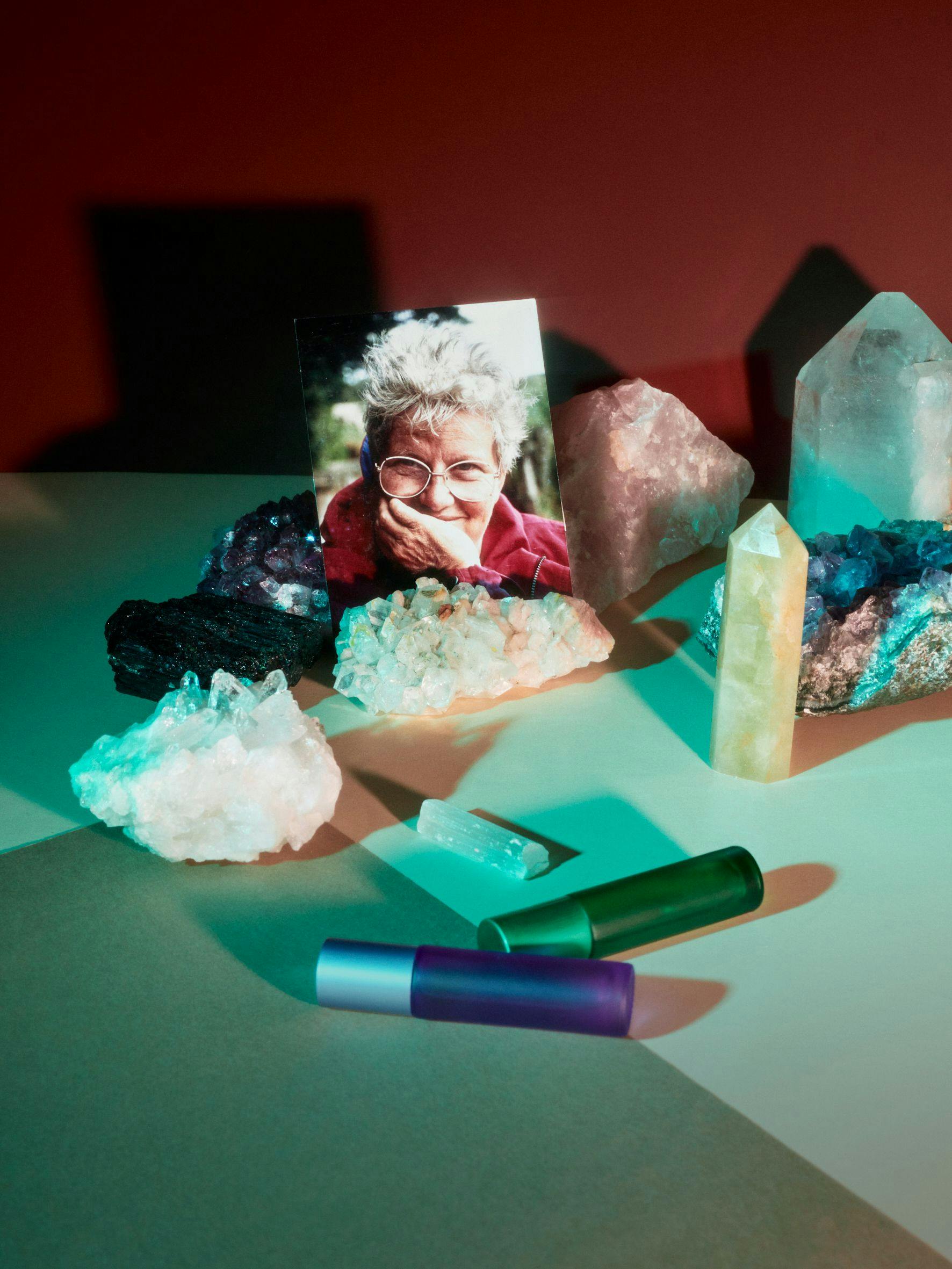 Oma Gisela war’s: Sie entführte Hannah und Marie in die Welt der Kristalle.