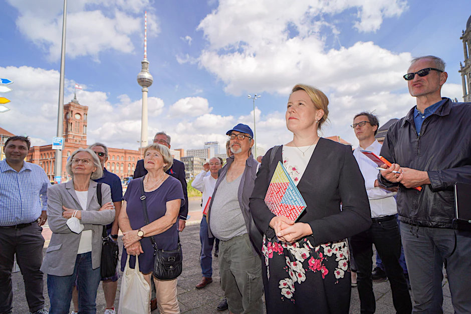 Chefsache Bauen: Bürgermeisterin Franziska Giffey (SPD) macht sich ein Bild der Lage.&nbsp; 
