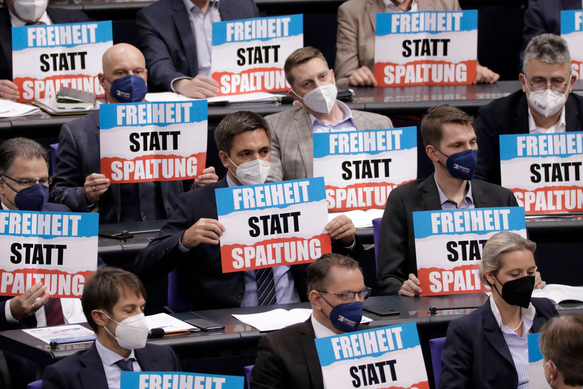 Die AfD Fraktion mit einer unerlaubten politischen Aktion in der 10. Sitzung des Deutschen Bundestages.