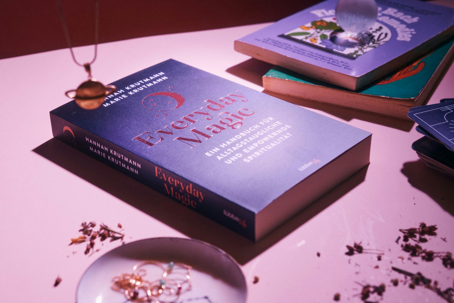 Ein schlaues, durchaus kritisches Buch: „Everyday Magic“ ist bei Lübbe Life erschienen und kostet 18,90 Euro.