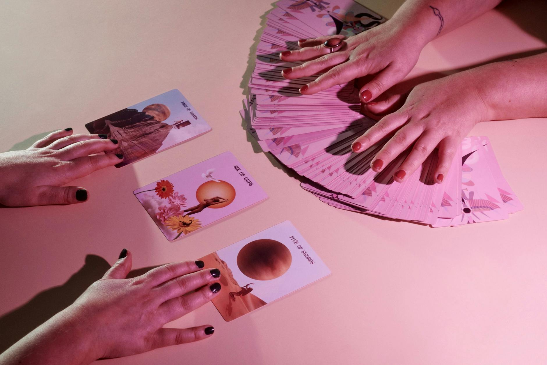 Auch Placebo ist eine Wirkung: „Tarotkarten bringen in Kontakt mit dem eigenen Bauchgefühl.“